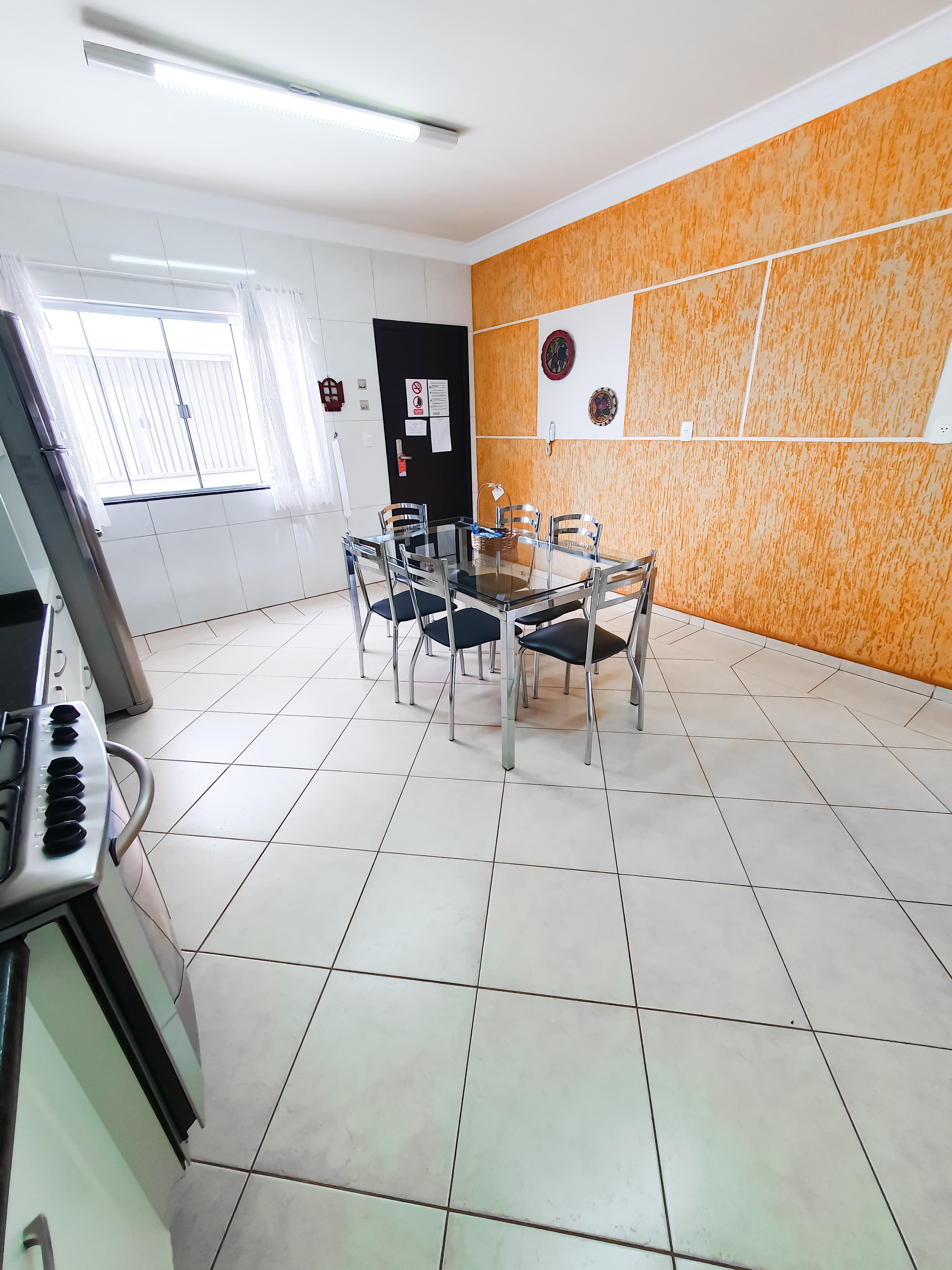 Cozinha do Loft 22 com mesa de jantar e parede texturizada