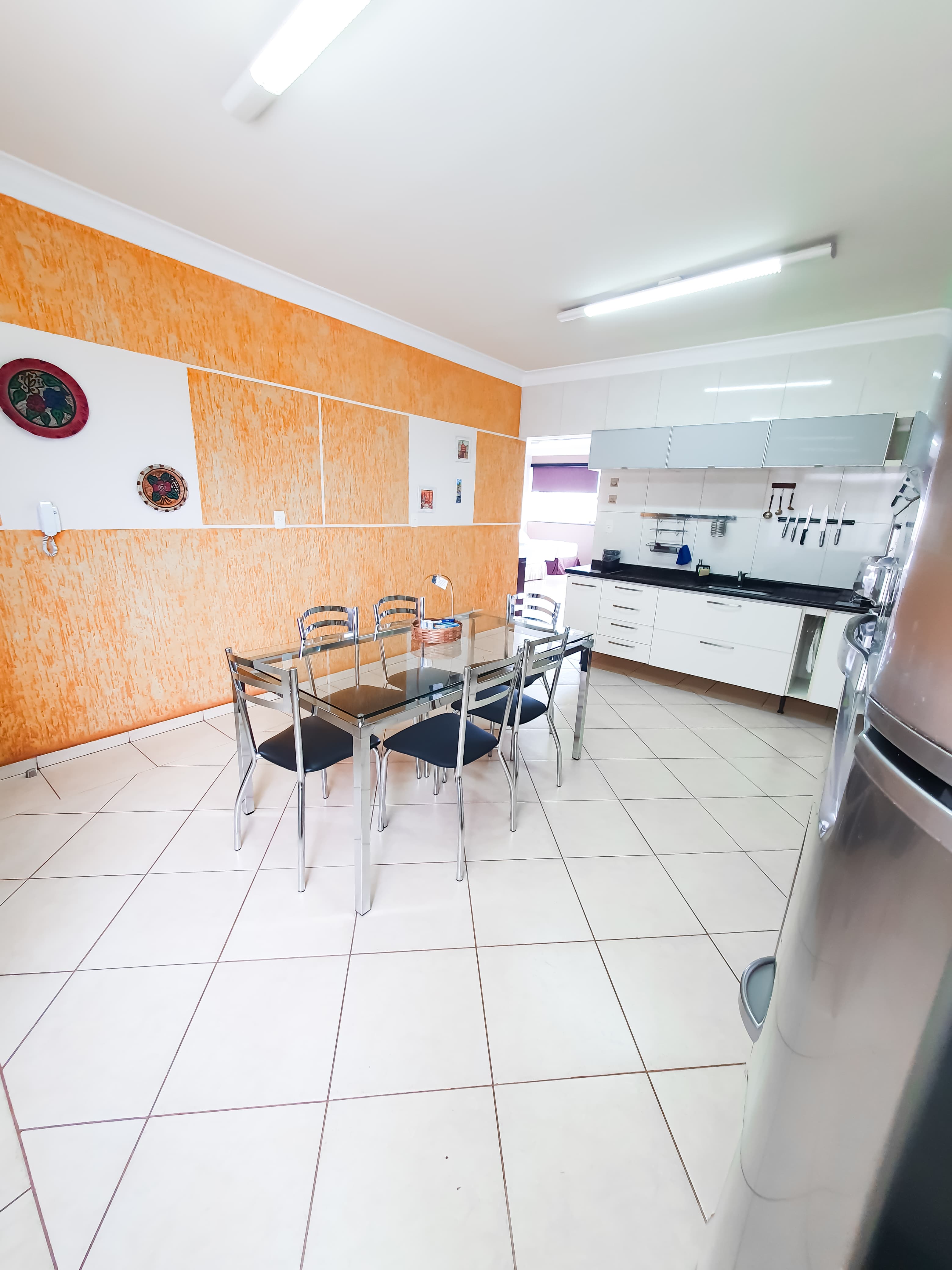 Vista ampla da cozinha do Loft 22 com armários brancos