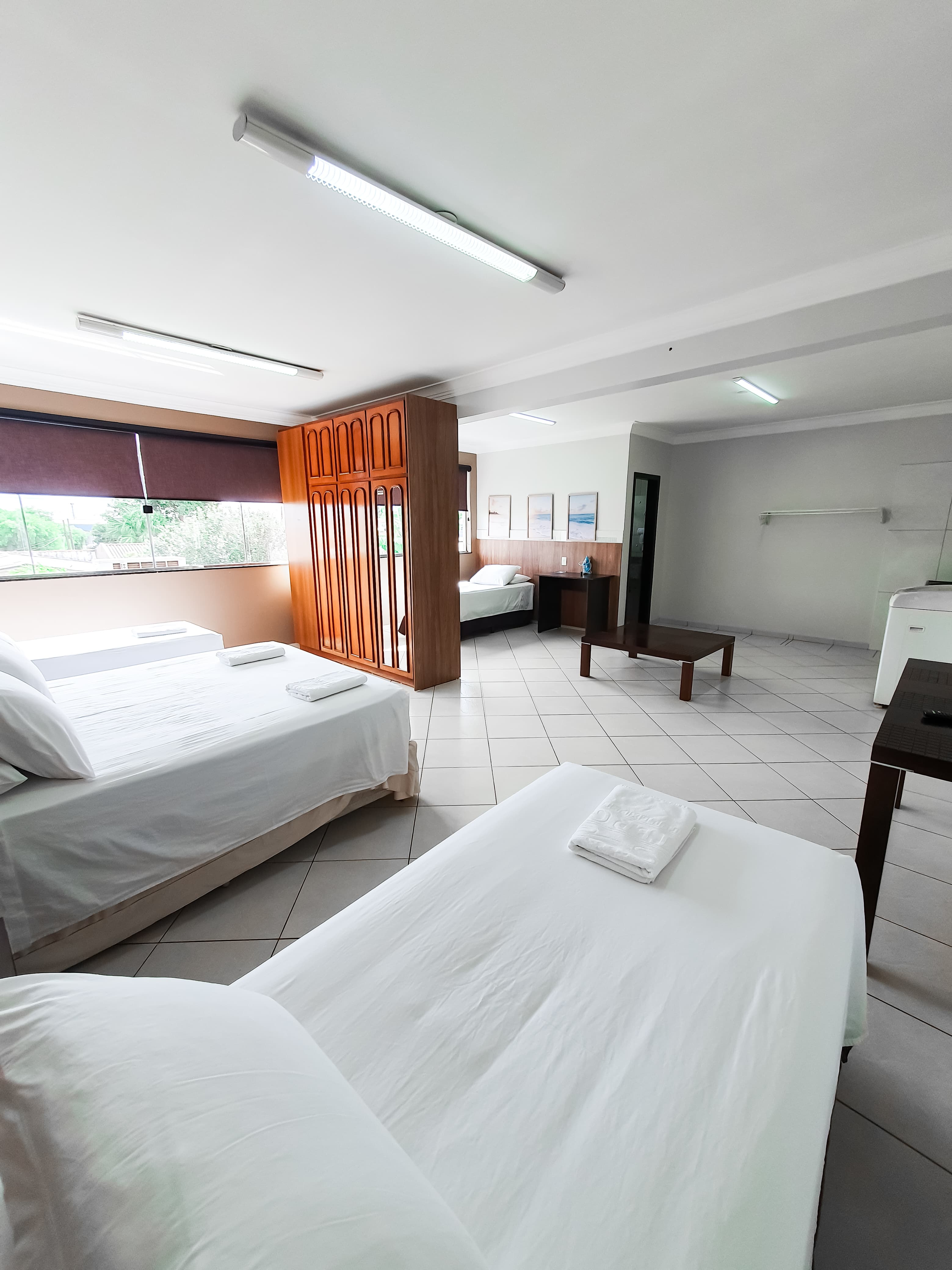 Quarto do Loft 22 com guarda-roupa de madeira e camas