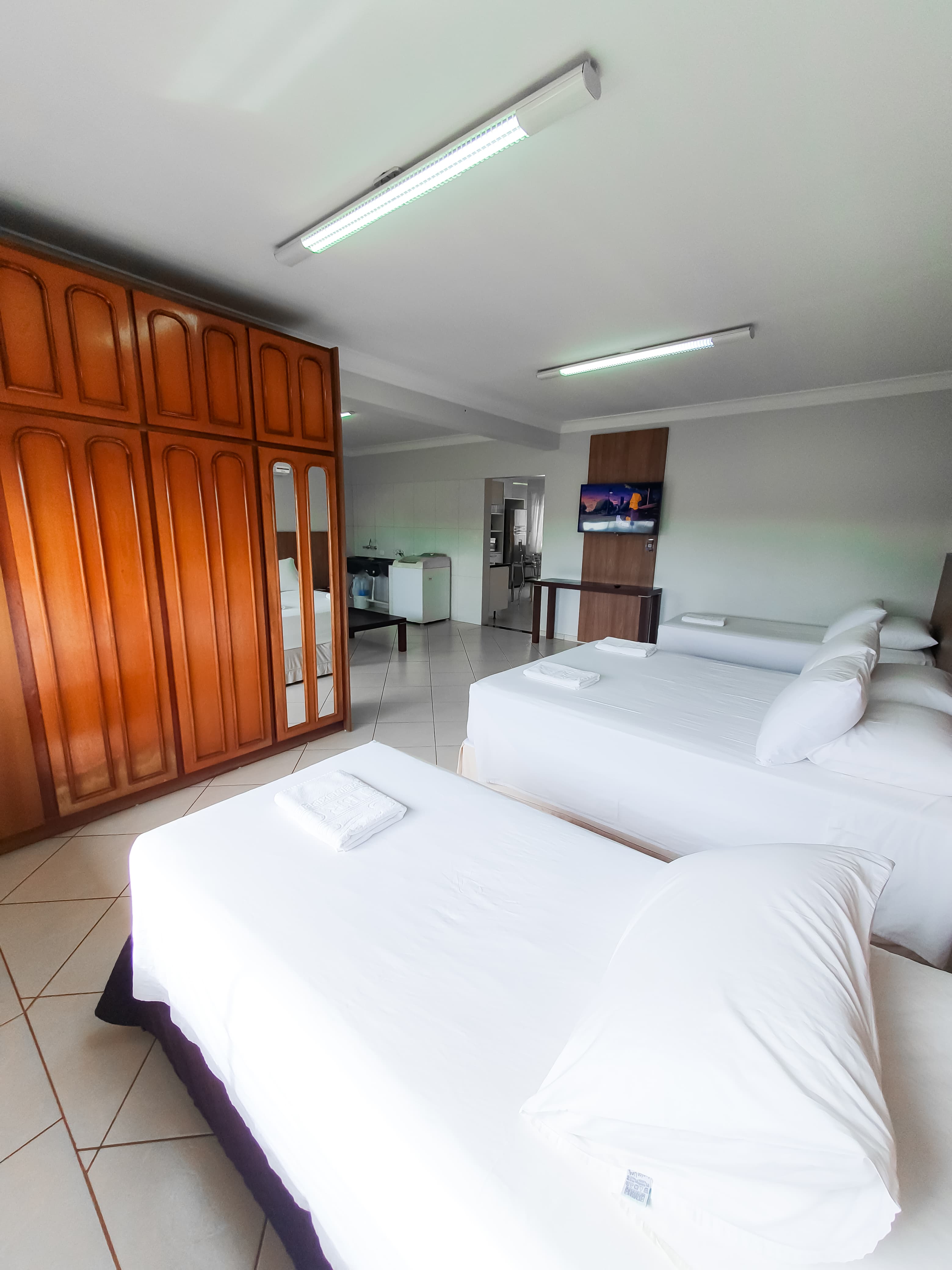Quarto do Loft 22 com guarda-roupa de madeira