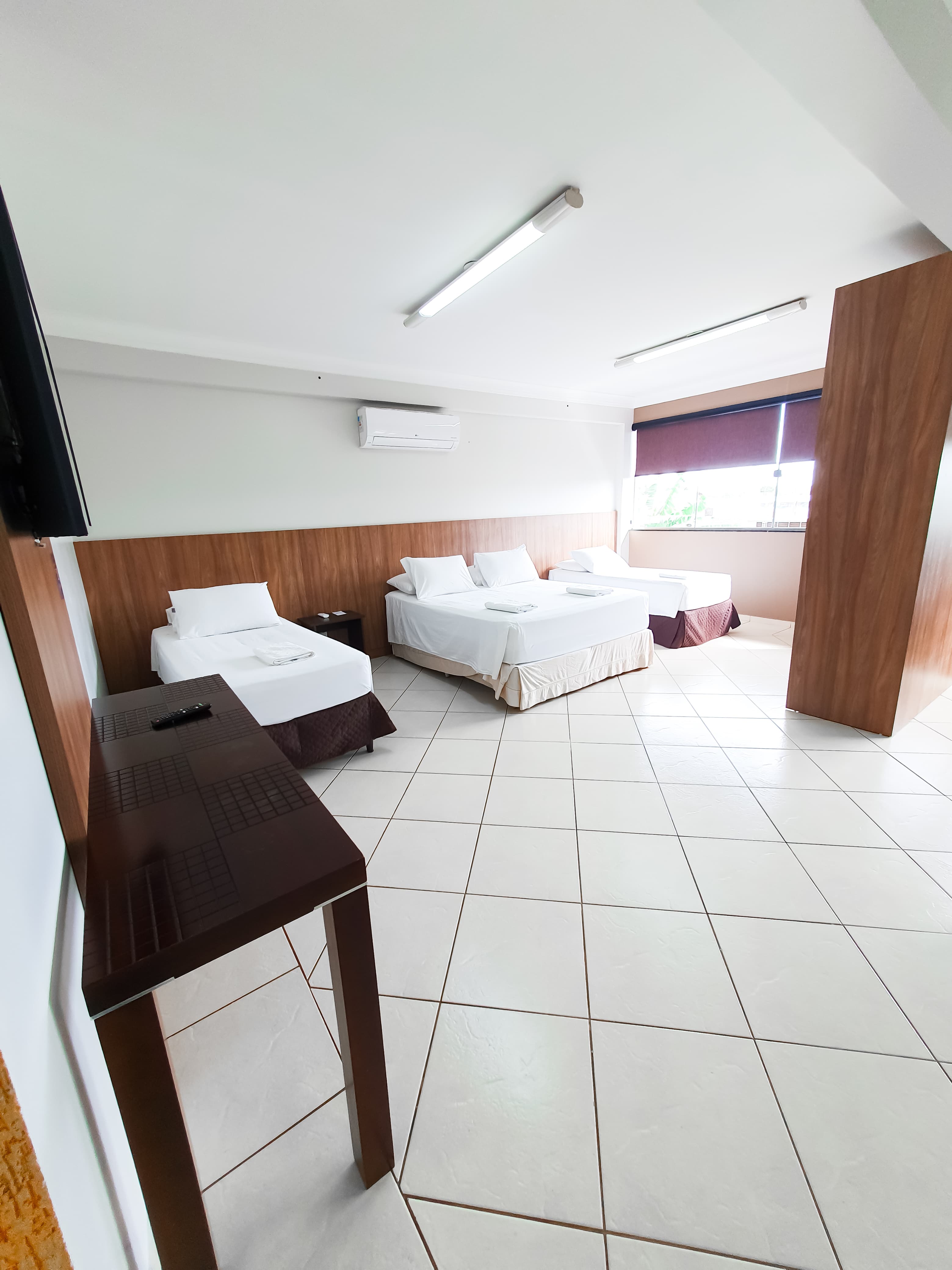 Quarto do Loft 22 com TV, ar-condicionado e camas