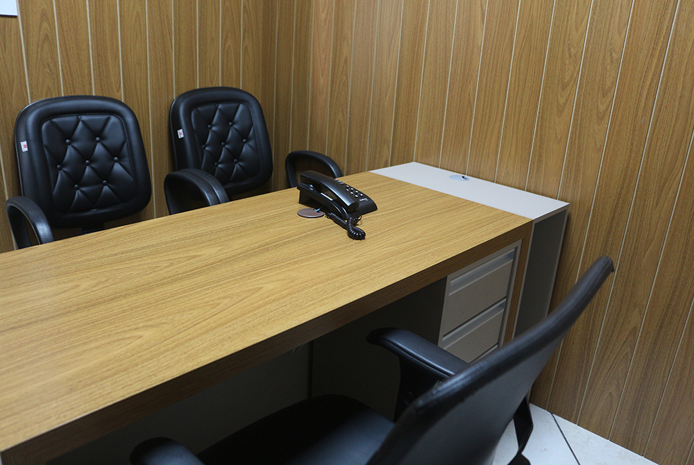 Sala de Reunião Executiva com mesa de madeira e cadeiras de couro