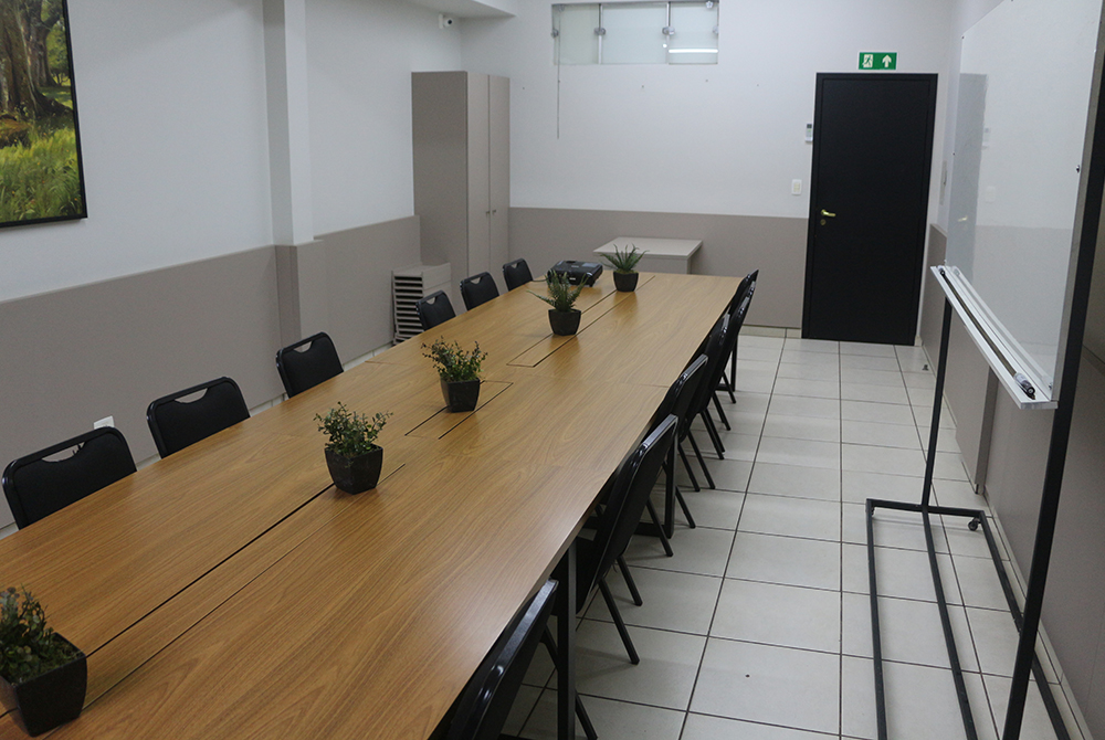 Sala de Trabalho grande com mesa longa para networking