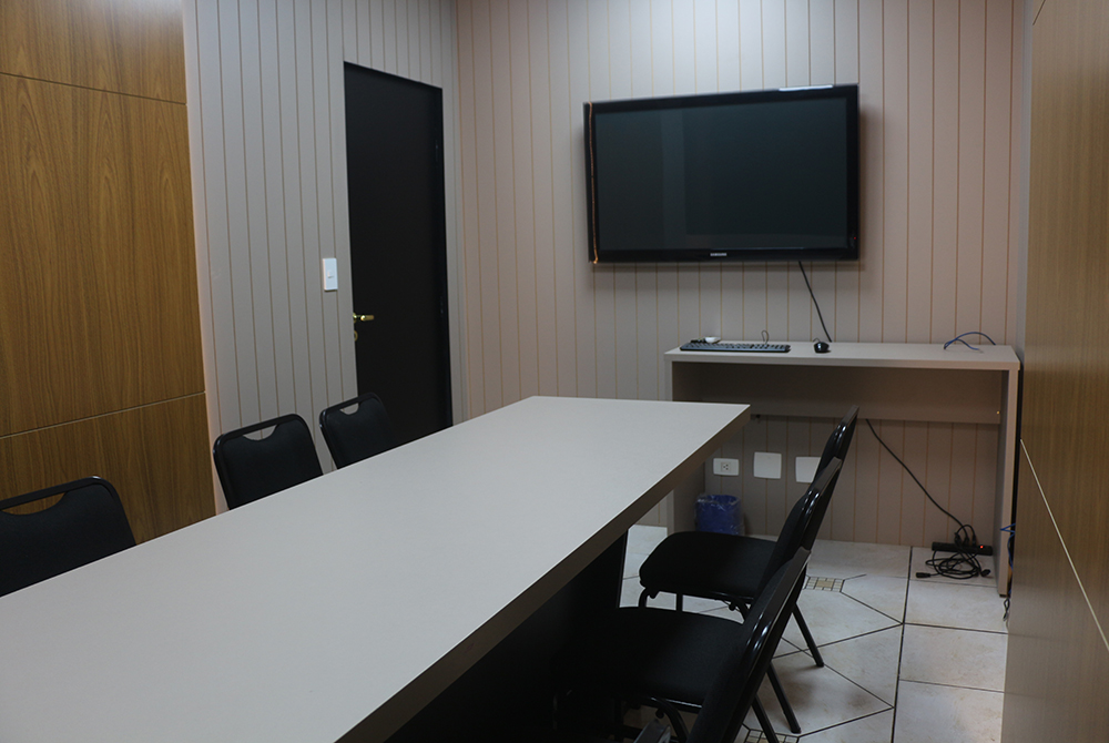 Sala Individual com TV e mesa para atendimentos reservados